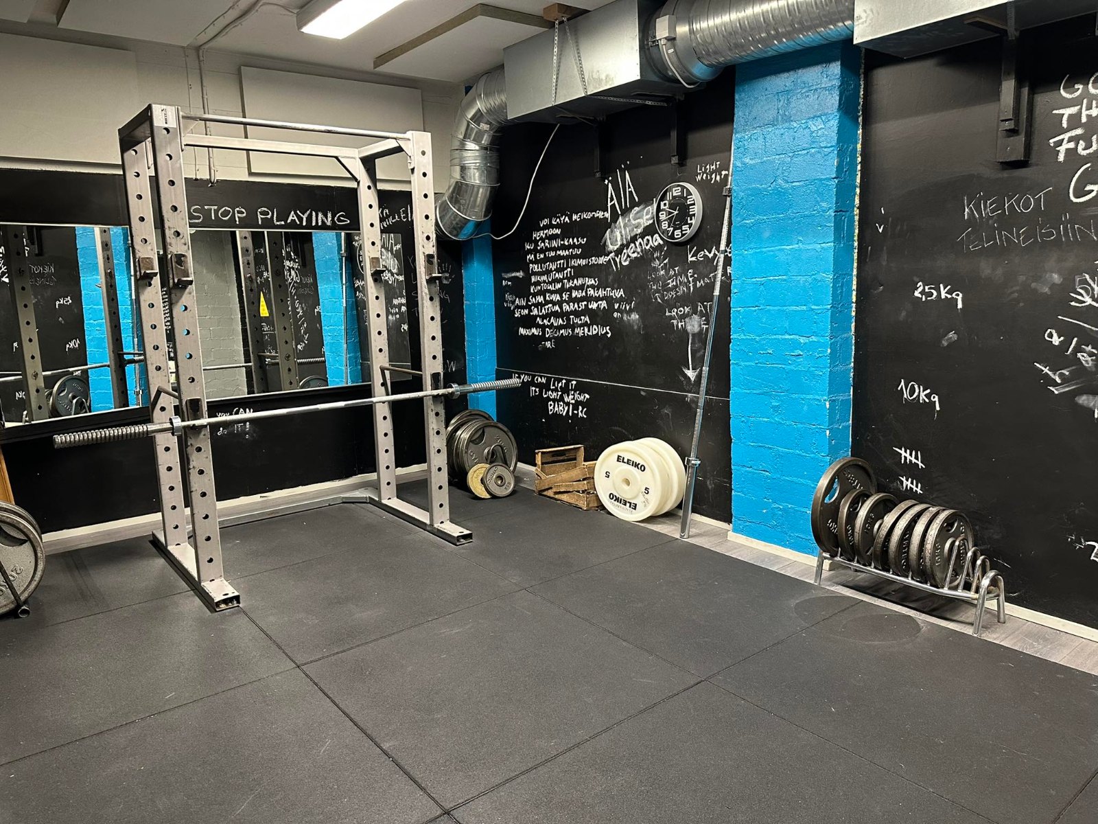 Power rack ja magnesium TAF Gymin kuntosalilla